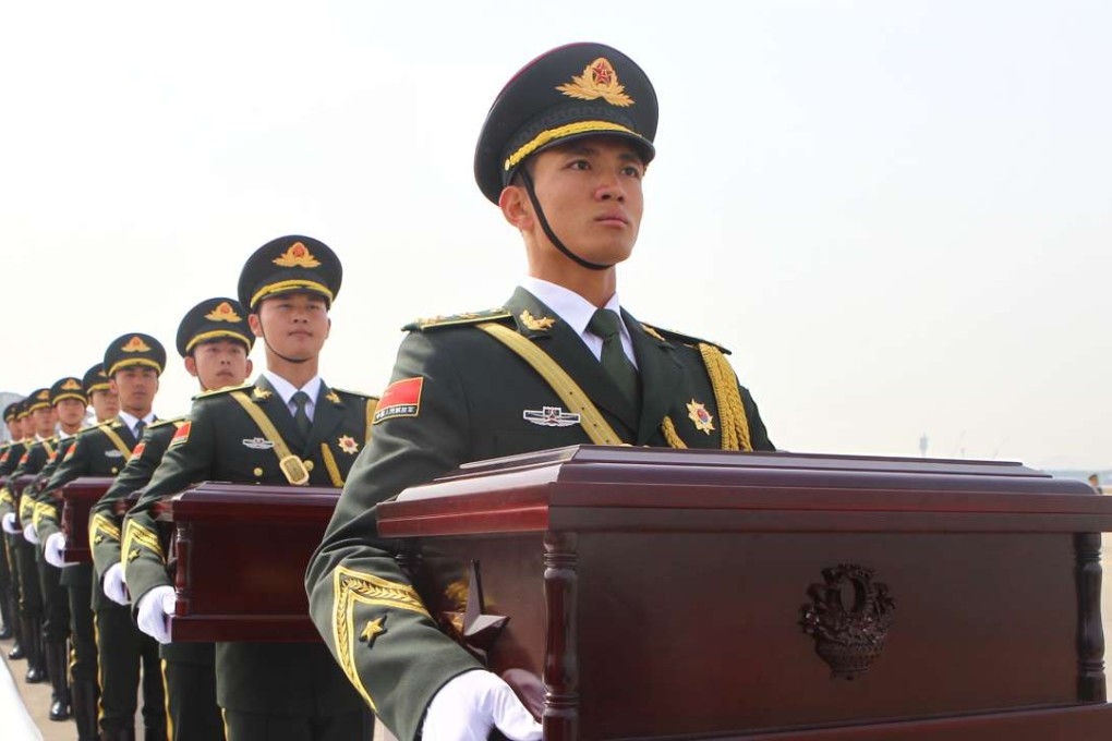 Chinese soldiers carry the coffins during a handover ceremony at Incheon airport, South Korea. Photo: Xinhua