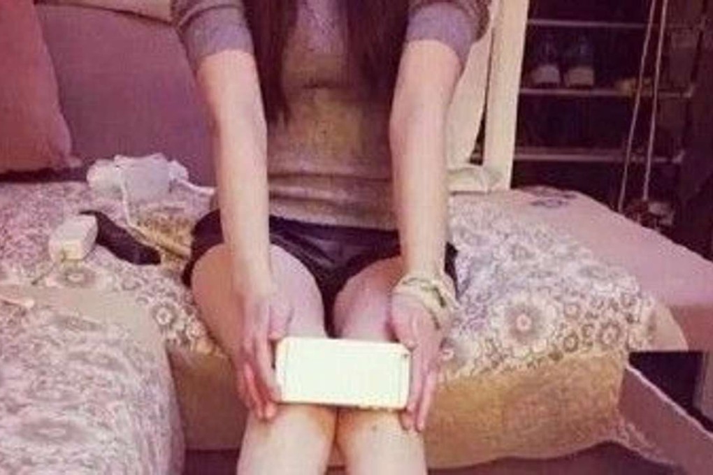 According to the latest trend on Chinese social media, a woman is considered attractive only if her knees are slimmer than the length of an iPhone 6.