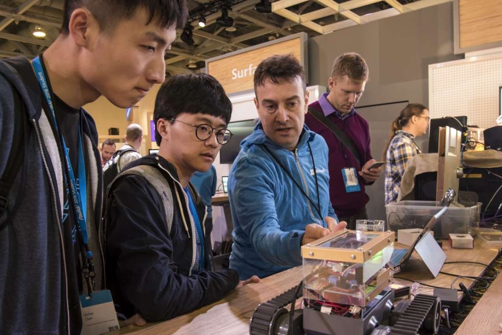Attendees view a robot controlled by a computer at the Microsoft Developers Build Conference in San Francisco, California, on Thursday. Photo: Bloomberg