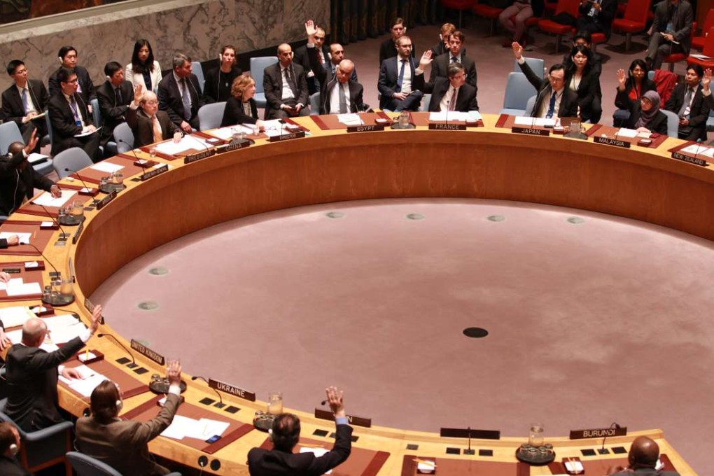 (160402) -- NEW YORK, April 2, 2016 (Xinhua) -- The United Nations Security Council holds a meeting on the crisis in Burundi, in New York, April 1, 2016. The UN Security Council on Friday adopted a resolution to require UN Secretary-General Ban Ki-moon to hold talks with the Burundian government and the African Union on the proposed international presence and present options to the Security Council within 15 days. The new resolution unanimously adopted by the 15-nation UN council paves the way for an enhanced UN police presence in Burundi, where a crisis broke out in April 2015 after protests against the third term bid of Burundian President Pierre Nkurunziza. (Xinhua) (lyi)