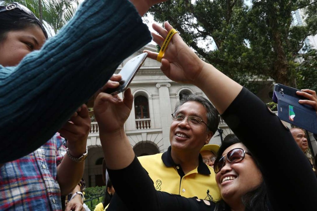 Philippine presidential candidate Manuel “Mar” Roxas (in yellow) visiting Central on Sunday. Photo: Jonathan Wong