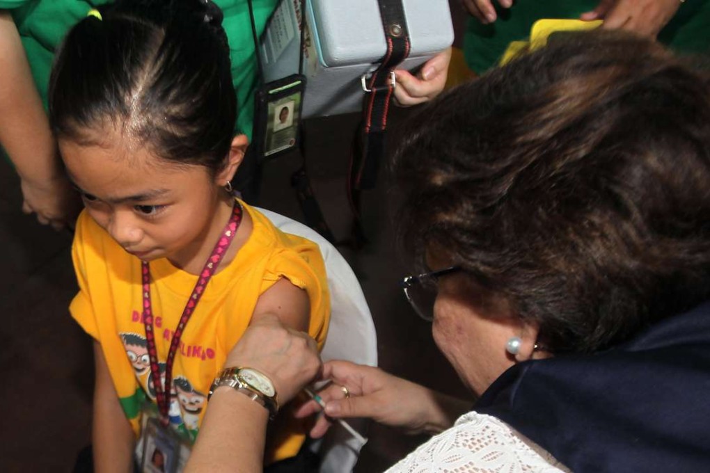 A health worker vaccinates a student at a public school in Marikina City, the Philippines. Photo: Xinhua
