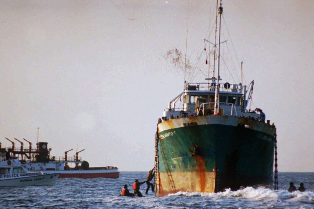 Chinese clamber off the Golden Venture off New York City in this June 6, 1993 file photo. The illegal 1993 immigrant-smuggling voyage ended in the deaths of 10 Chinese in the waters off New York City. Photo: AP