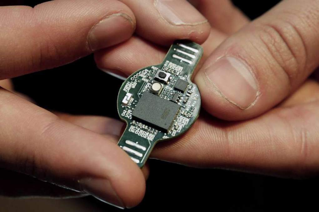 Inntel's latest sensor-laden chip package, Curie, used to make Web-connected gizmos, is shown embedded on a circuit board on the set of "America's Greatest Makers," as the US introduced internet labling on Monday. Photo: AP