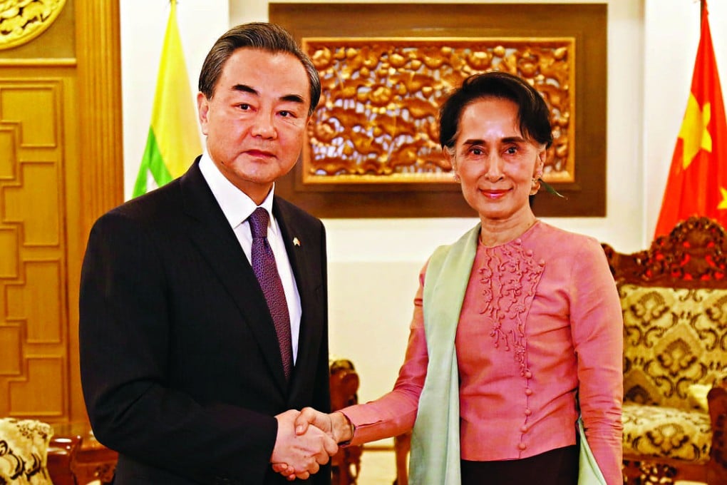 Chinese Foreign Minister Wang Yi and his Myanmese counterpart Aung San Suu Kyi shakes hands in Myanmar’s capital on April 5, 2016. Photo: Xinhua