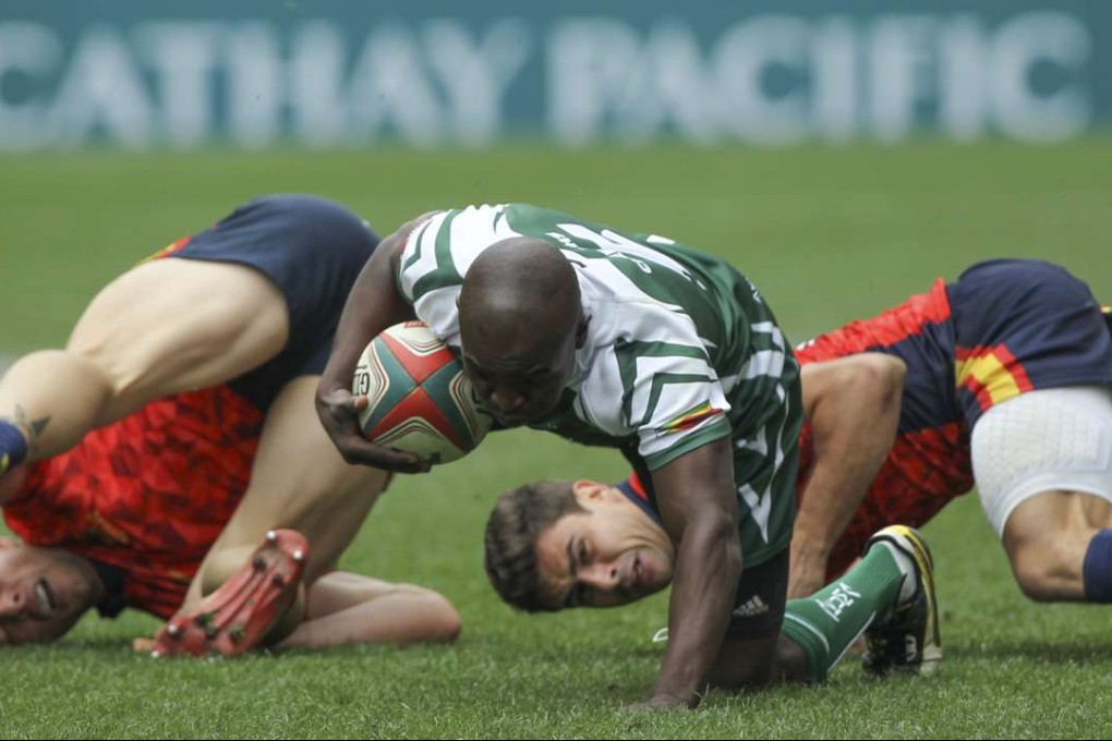Zimbabwe’s Stephan Hunduza slips past two Spanish tacklers last year. Photo: Nora Tam/SCMP