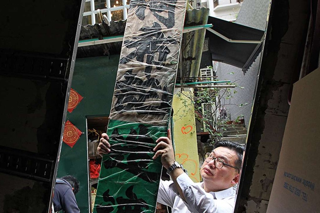 Ho Hee-kee, 58, son of late Ho Hung-hee dismantles the umbrella stall. Photo: Bruce Yan