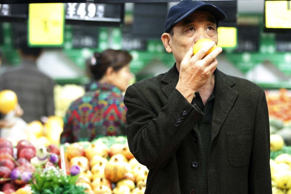 A customer shops for fruit at a supermarket in Huaibei, in China’s Anhui province. The association between fruit consumption and lower stroke risk may be stronger in China than in developed nations because fruit consumption in the country is still relatively low. Photo: Corbis