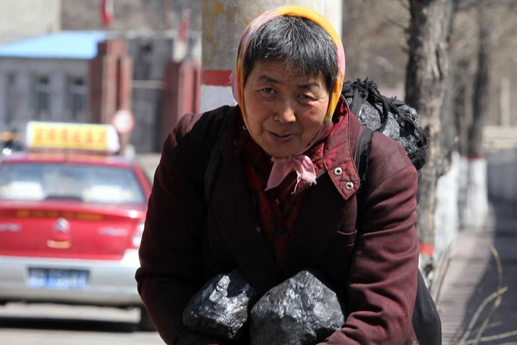 Some Datong city residents carry coal from the mine back to their home for heating and cooking. Photo: Simon Song