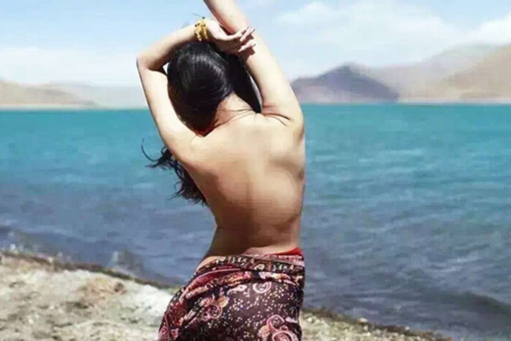 The Chinese woman posed for a series of photographs – some naked and others where she is partially and fully clothed – taken beside Tibet’s sacred Yamdork Lake. Photo: weibo