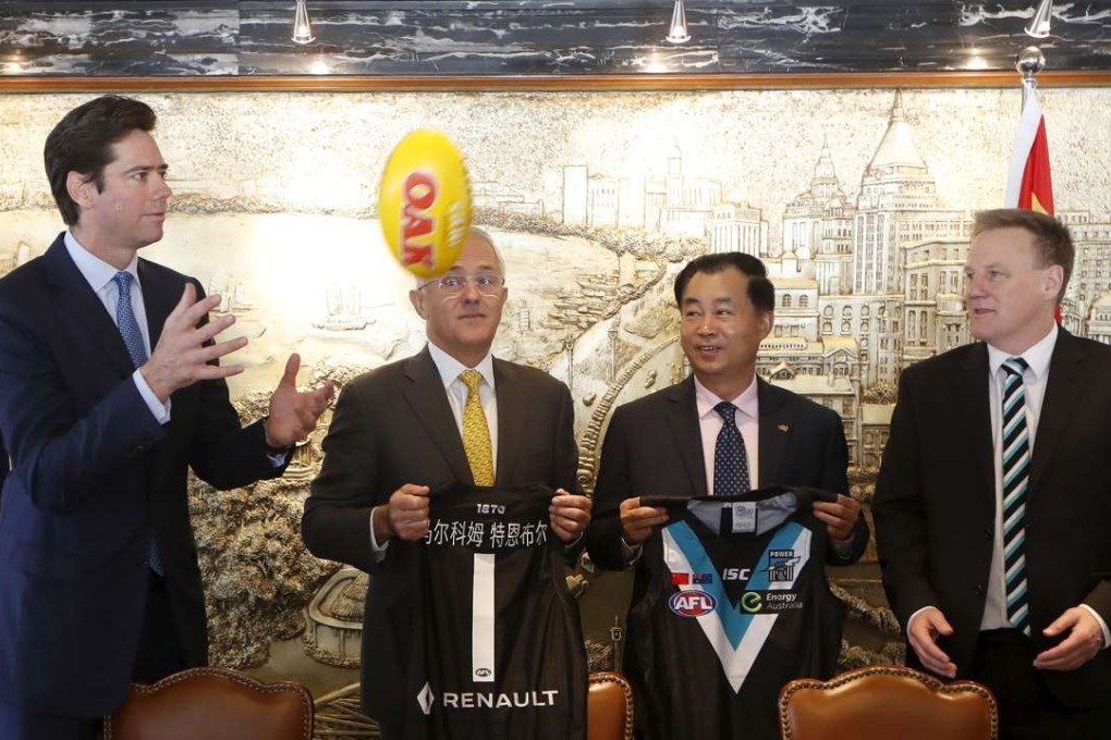 Australian Prime Minister Malcolm Turnbull (2nd L), David Koch (R), chairman of Port Adelaide Football Club, Gui Guojie, general manager of Shanghai CRED Real Estate Stock, (2nd R) and Gillon McLachlan, CEO of Australia Football League, after a signing of the memorandum of understanding at a hotel in Shanghai. Photo: Reuters