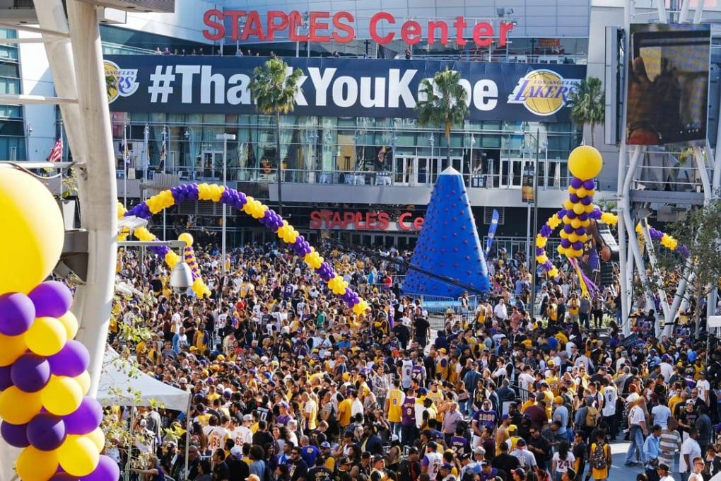 Fans gather outside Staples Centre. Photo :AP