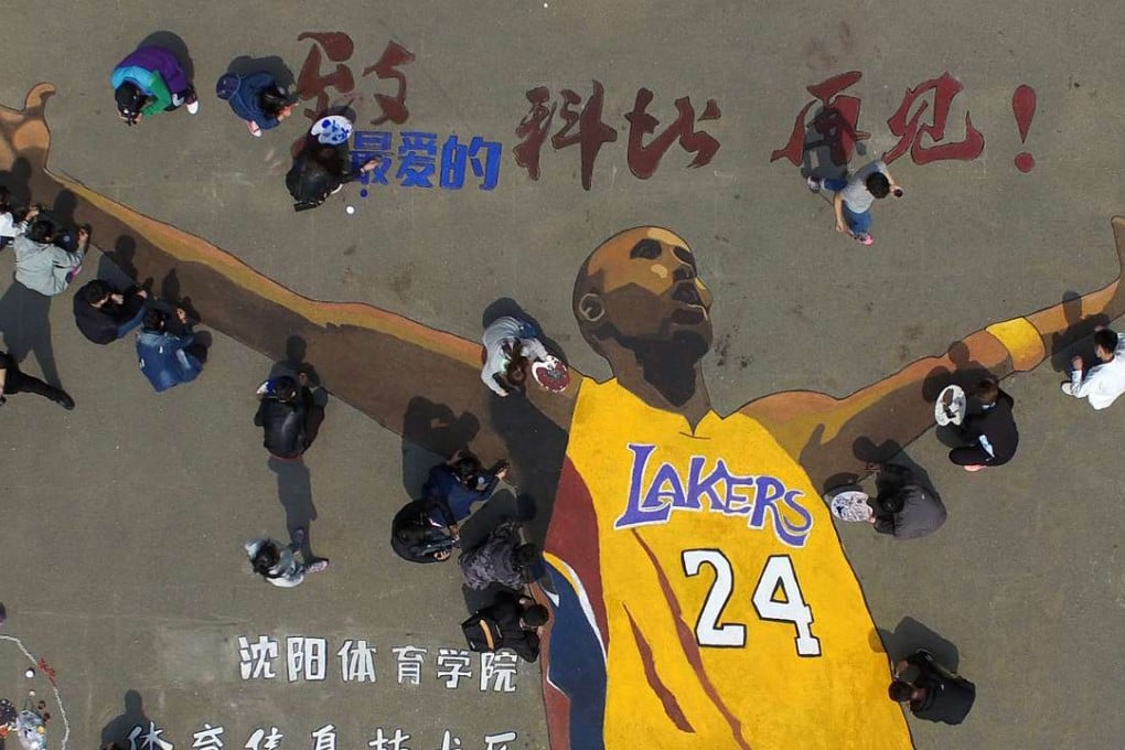 Students work on a big portrait of Kobe Bryant at Shenyang Sport University in Lianing Province. Photo: Xinhua