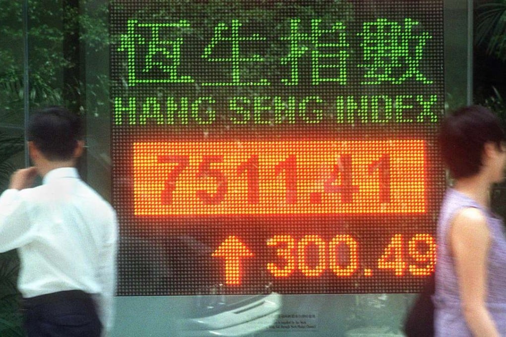 A file photo shows the lunchtime closing for the Hang Seng Index on August 19, 1998, as pedestrians pass near a display screen at a local bank. Hong Kong stocks soared 4.2 per cent in morning trade on rumours of continued Hong Kong government intervention to prop up the stock market. Photo: AFP