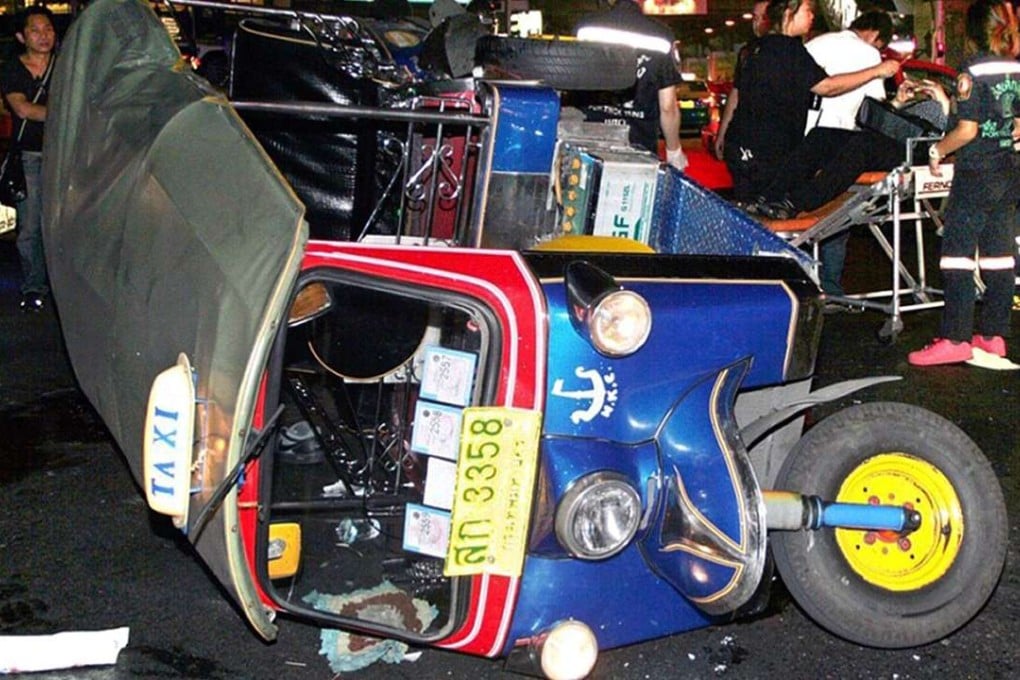 Thai rescue workers carry an injured passenger next to a Tuk Tuk, three-wheeler auto rickshaw, wreck at a busy junction of a main street in central Bangkok, Thailand, early on 13 April 2016. Each year hundreds people die in traffic accidents during the three-day Thai traditional New Year Songkran festival. Photo: EPA