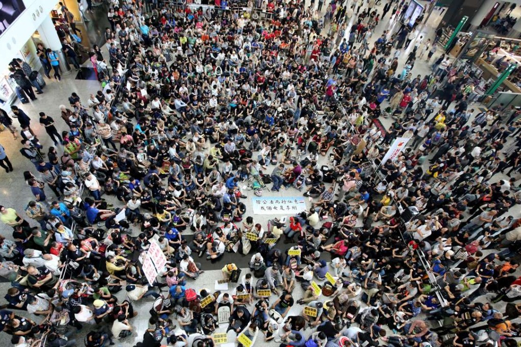 The sit-in at the arrival hall yesterday. Organisers put the crowd at 2,500, while police said about 1,000 people took part. Photos: Edward Wong