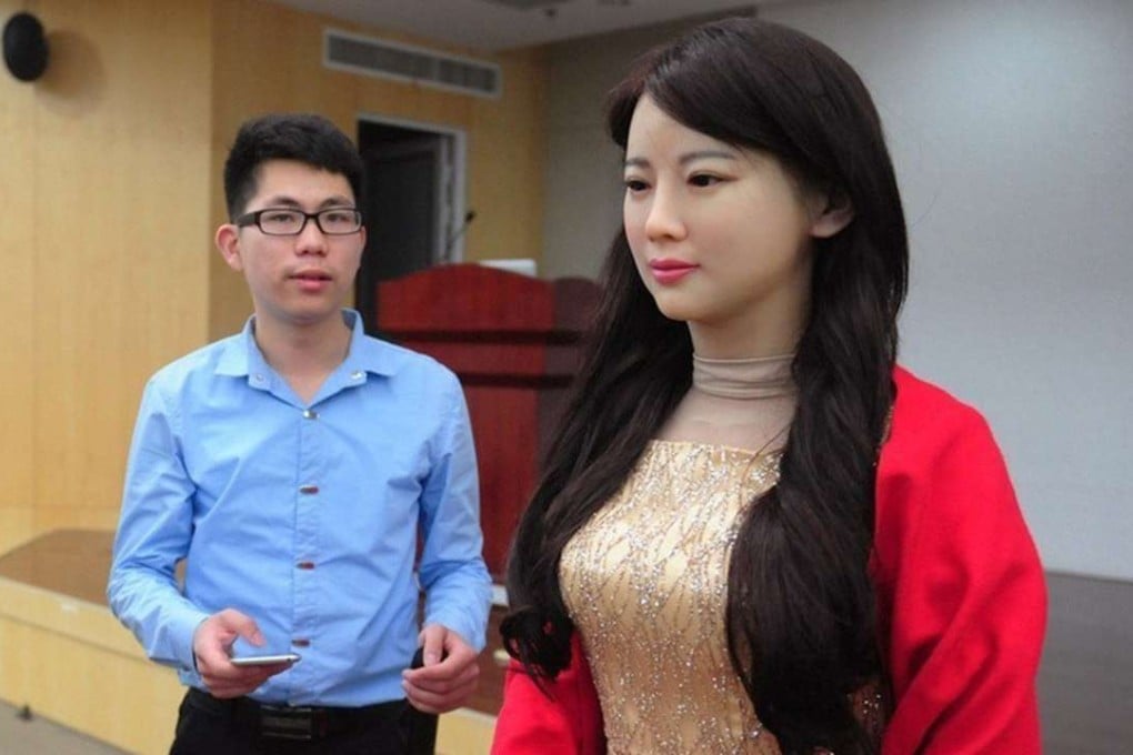 A researcher with the robot “Jiajia”. Photo: 163.com