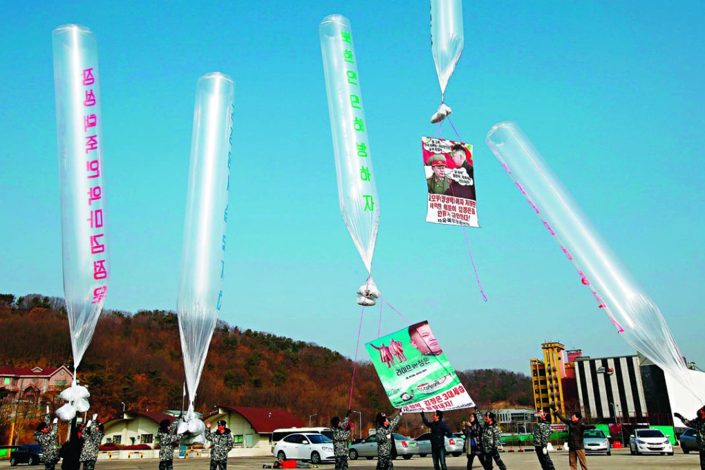 North Korean defectors, flies balloons carrying anti-North Korean government propaganda leaflets, along with US dollar notes and DVDs into North Korea, near the Demilitarized zone (DMZ) of Paju in Gyeonggi-do Province, South Korea. Photo: EPA