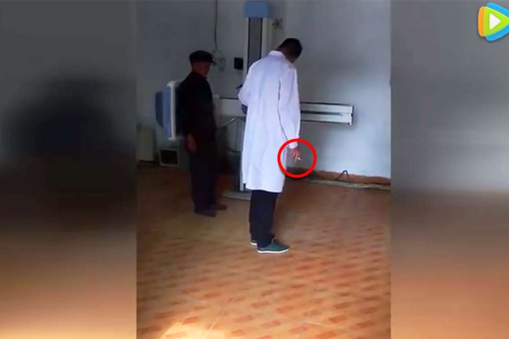 The doctor pictured smoking while he examines a patient in Hunan province. Photo: Qq.com