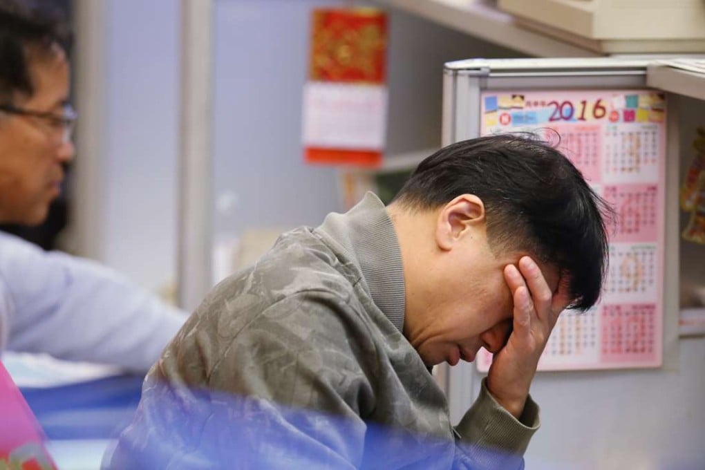 Traders work on the trading floor at the Hong Kong Stock Exchange as BlackRock asked the exchange to force companies to dispose of excess cash. Photo: Sam Tsang