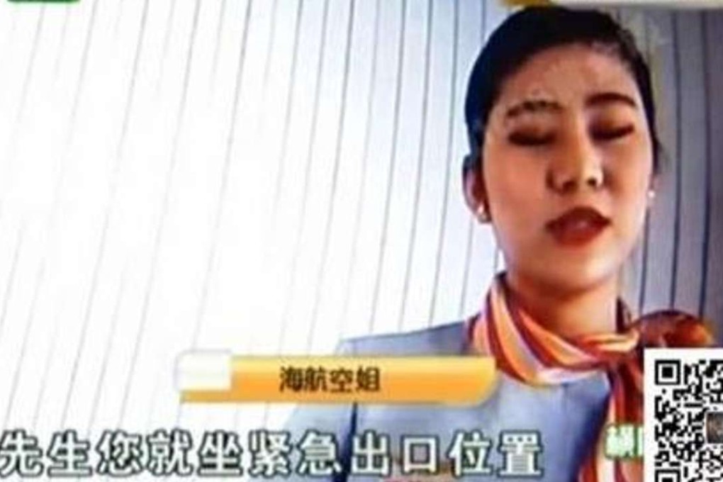 The flight attendant, surnamed Li, told the passenger not to touch the emergency exit handle. Photo: Metroplis News