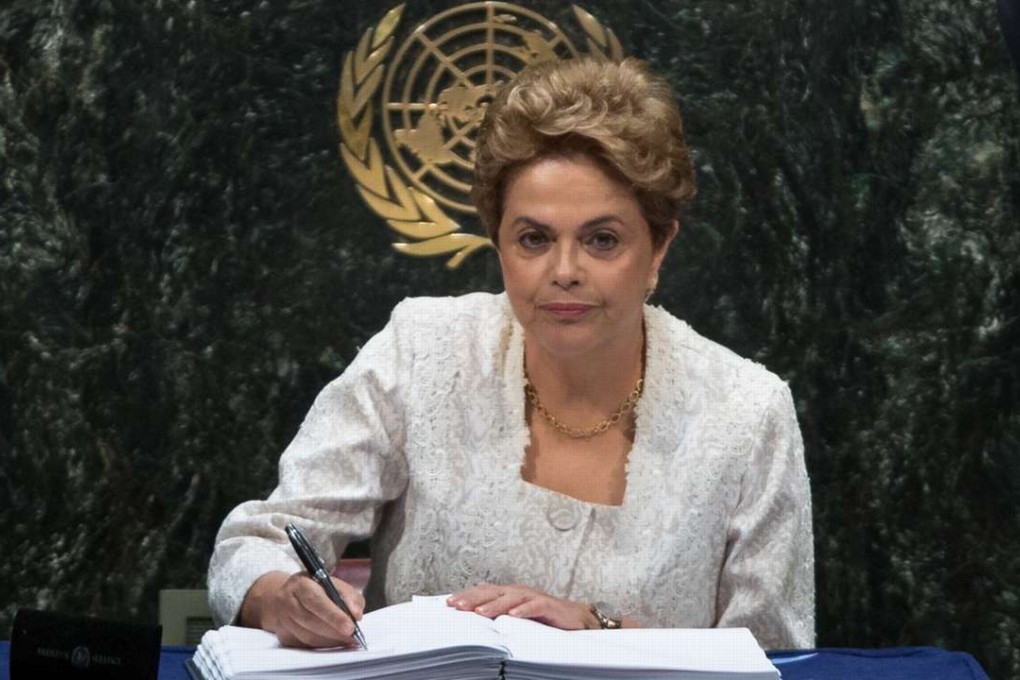 Brazilian President Dilma Rousseff signs the Paris climate agreement at the United Nations headquarters in New York. Photo: Xinhua