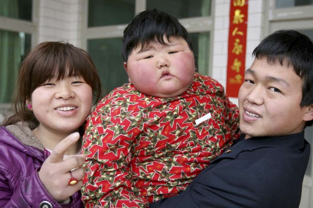 Two-year-old Pang Ya (the Chinese term for fat girl), who weighs 41.5kg, with her parents at home in Yuncheng, Shanxi province. Photos: Corbis