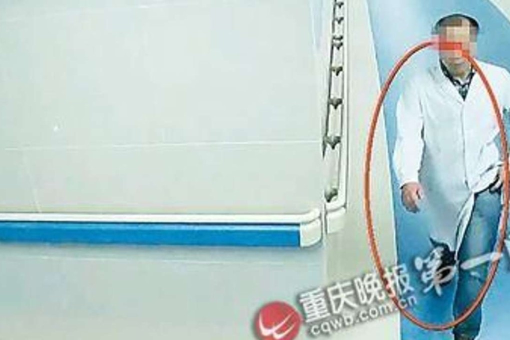 A suspected thief, who reportedly stole a doctor’s white coat and a woman patient’s handbag at a Chongqing hospital, was captured on surveillance footage. Photo: Chongqing Evening News