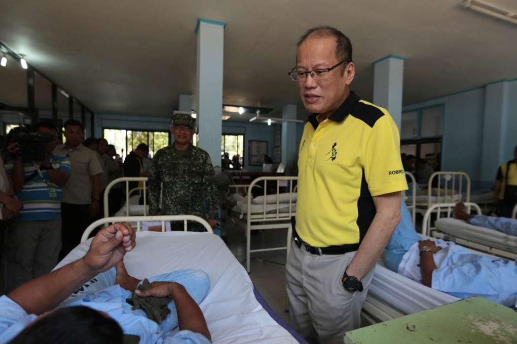 Philippine President Benigno Aquino visits a wounded soldier. Photo: AFP