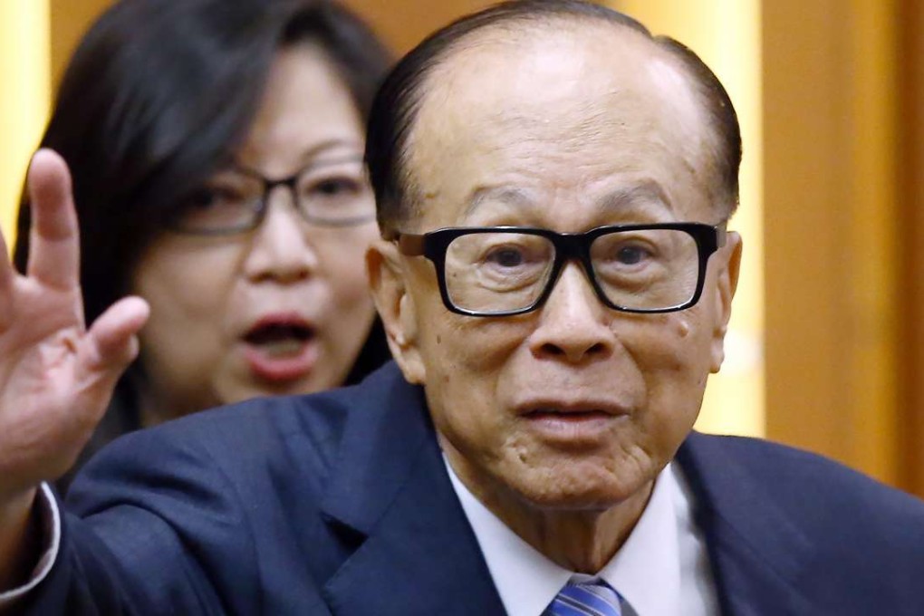 Hong Kong billionaire Li Ka-shing waves to reporters as his wholly owned subsidiary, Hutchison Telecommunications, partners with Google to introduce its media streaming player Chromecast. Photo: Sam Tsang
