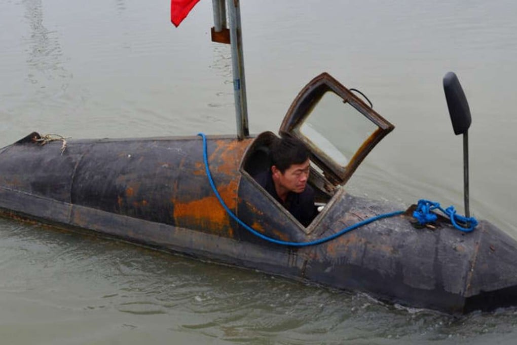 Room enough for just one: Zhang Shengwu in his submarine. Photo: QQ.com