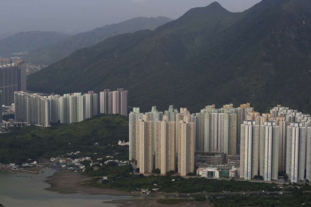 Tung Chung new town seen from the cable car. The basin of the encircling hills in which the town is situated traps pollution and shuts out prevailing winds. Photo: Felix Wong