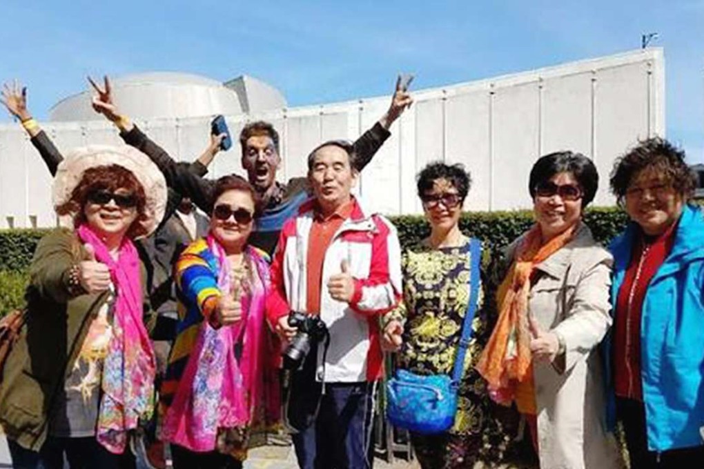 Some of the tour group posing for pictures in New York. Photo: Sina.com