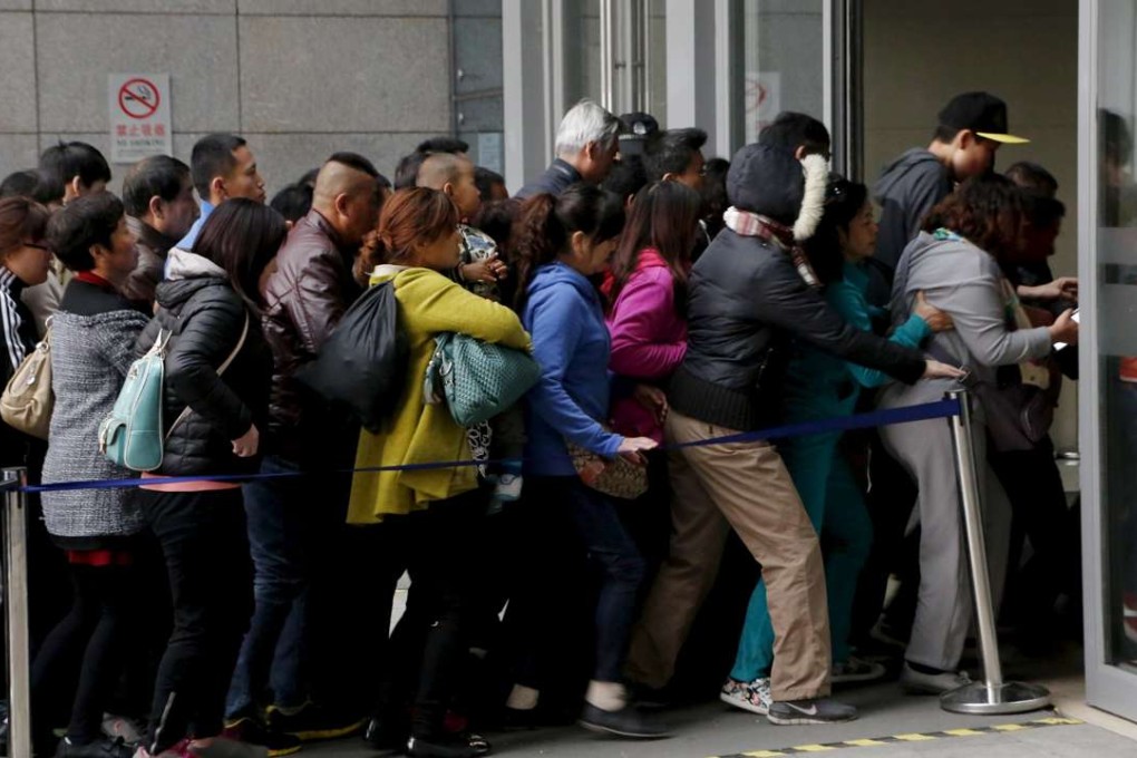 People rush the doors of Peking Union Hospital in Beijing in the early morning of April 6, 2016. Photo: Reuters