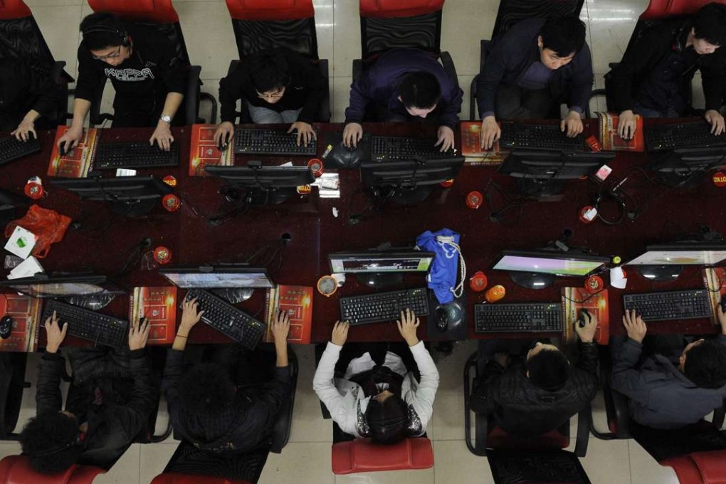 People use computers at an internet cafe in Taiyuan, Shanxi province. Photo: Reuters