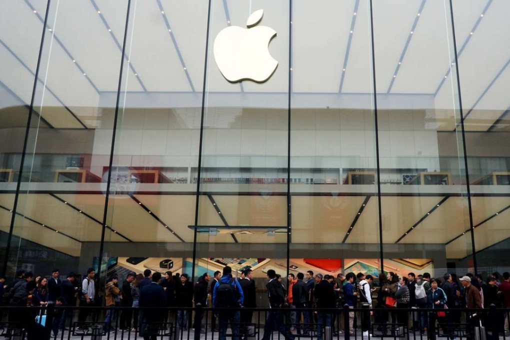 People line up for the latest iPhone outside an Apple store in Hangzhou, Zhejiang province. Photo: Reuters