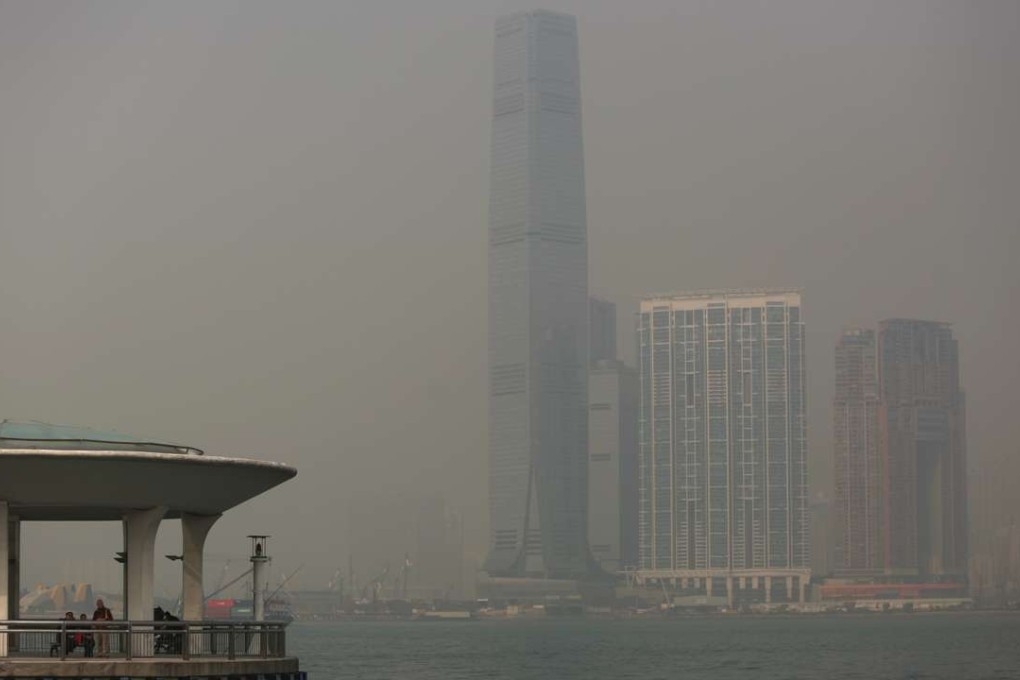 Victoria Harbour shrouded by smog during a polluted day. Photo: Sam Tsang