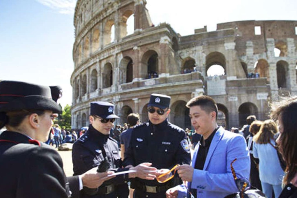 Chinese police officers offer help to tourists in Rome. Photo: Xinhua