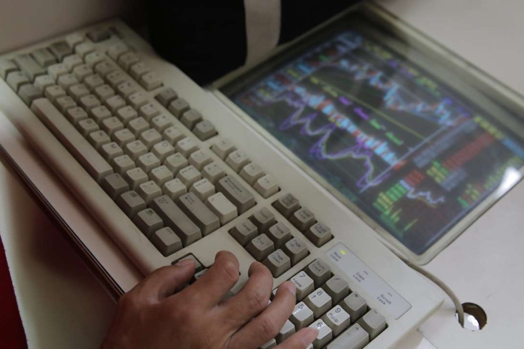 A Chinese investor uses a computer to check share prices at a securities brokerage house in Beijing May 04, 2016.Photo: EPA