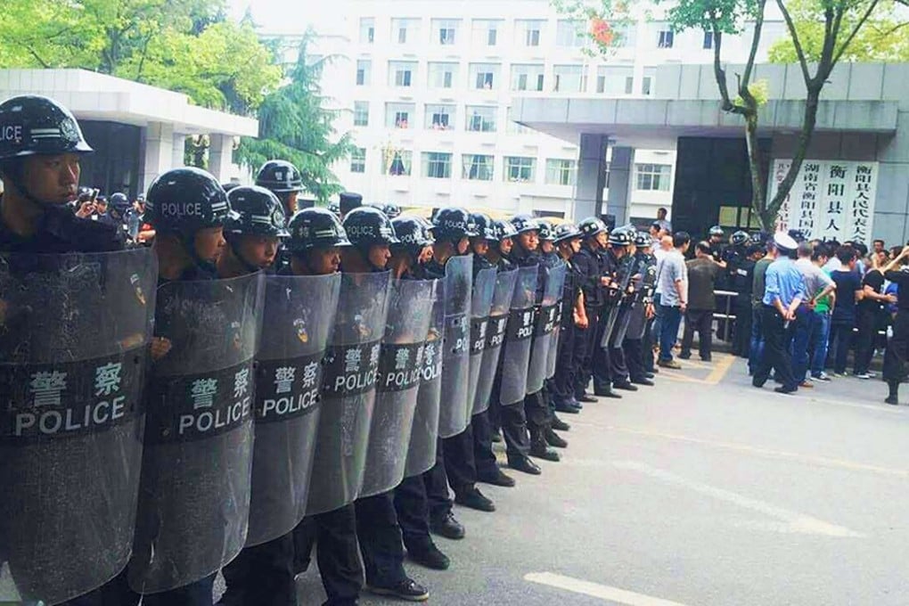 Riot police standing guard by the local government headquarters near Hengyang. Photo: Sohu.com