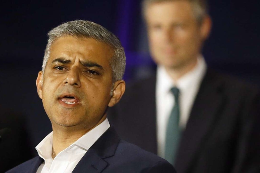 Sadiq Khan, Labour Party candidate, speaks in front of Zac Goldsmith, Conservative Party candidate, after winning the London mayoral elections, at City Hall in London, Saturday, May 7, 2016. (AP Photo/Kirsty Wigglesworth)