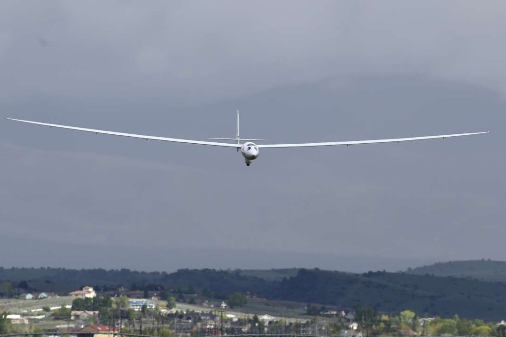 The Airbus Perlan 2 returns to the landing strip following a test flight by Airbus Group CEO Tom Enders and chief pilot Jim Payne of the manned glider, May 7, 2016. Photo: AFP