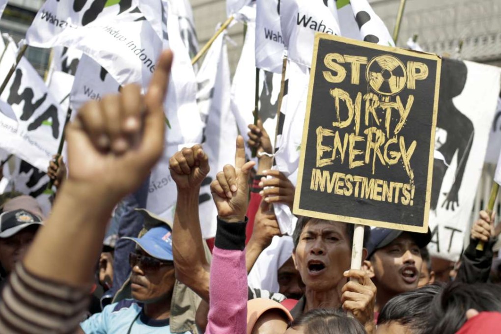 Protesters shout slogans during a rally calling for an end to the use of coal to fire power plants, outside the Japanese Embassy in Jakarta, Indonesia, on May 11, 2016. Photo: AP