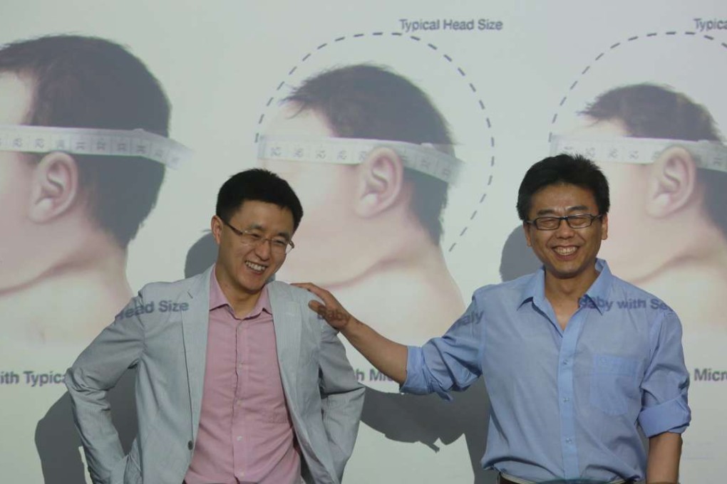 Zika virus researcher Xu Zhiheng, right, and Qin Chengfeng from the Beijing Institute of Microbiology and Epidemiology discuss the findings of the study in Beijing. Photo: Xinhua