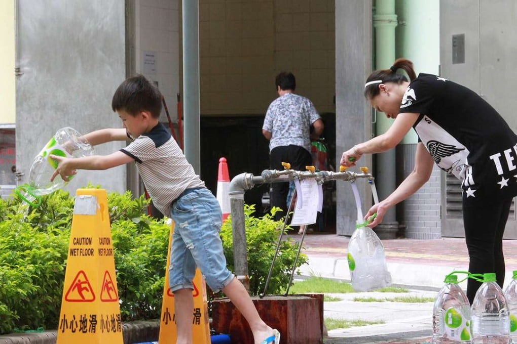 Kai Ching Estate residents collect fresh water at a temporary distribution point. Photo: May Tse