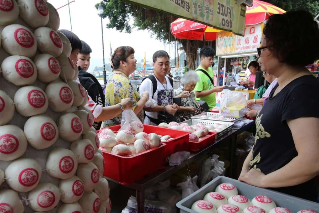 Visitor queue up for ‘lucky buns’ in Cheung Chau. Photo: Edward Wong