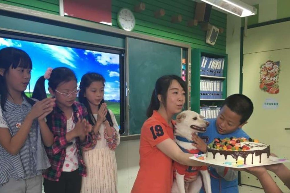 Pupils with Xile at the school in Chengdu. Photo: Chengdu Business News