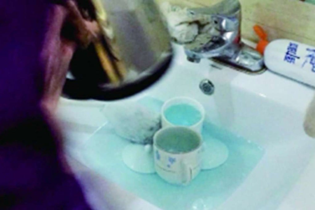 The shocked guest took this photo of the encounter with the cleaner and posted it online. Photo: Chinanews.com