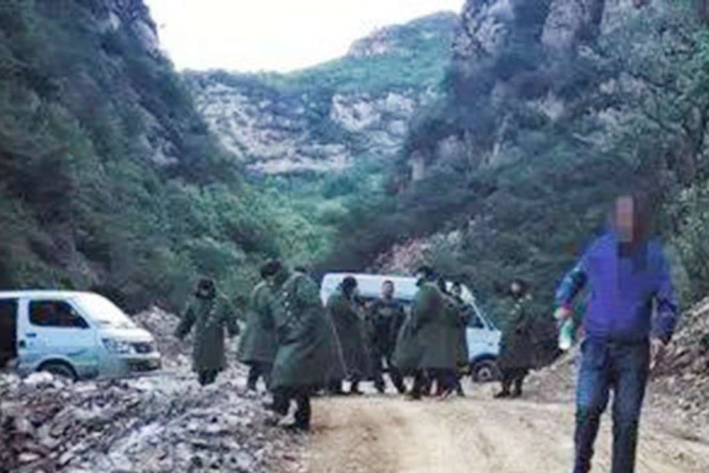 Officials investigate the site of the illegal gold mine on the outskirts of Beijing where six miners died at the weekend. Photo: Netease.com