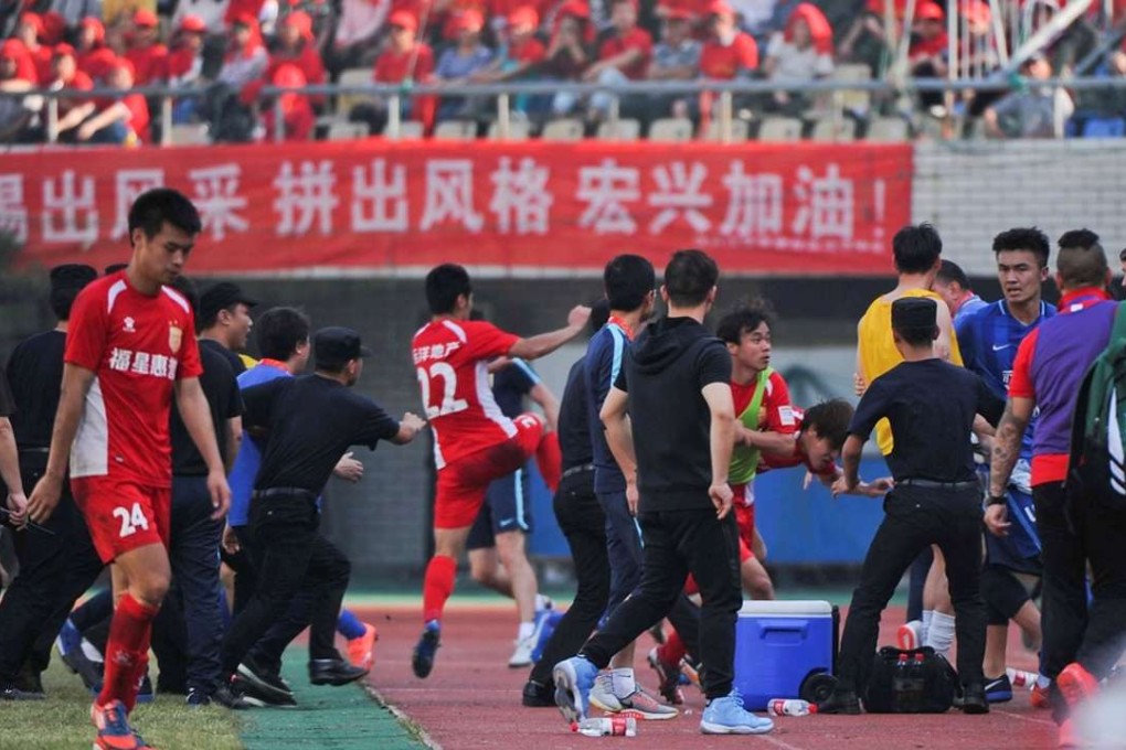 There were disgraceful scenes towards the end of the Chinese FA Cup tie between Jiangsu Suning and Wuhan Hongxing last weekend when a mass brawl broke out involving teams, staff and supporters, when Jiangsu took the lead. Photo: Ifeng